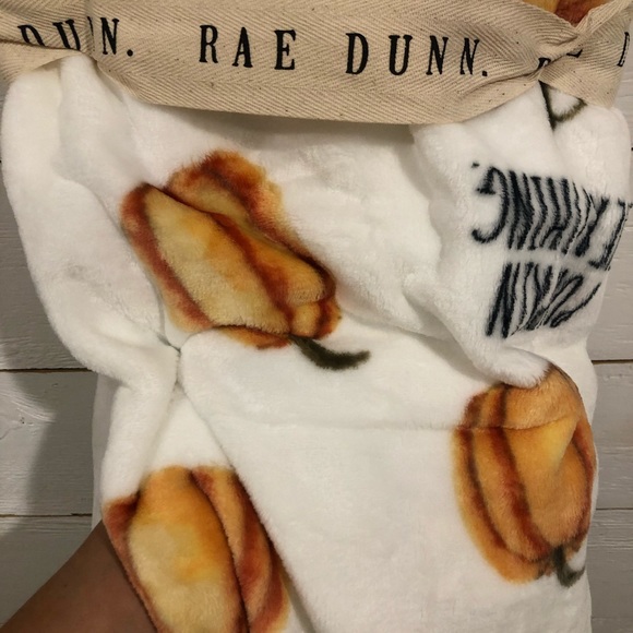 NWT’s RAE DUNN PLUSH THROW BLANKET - Picture 4 of 4